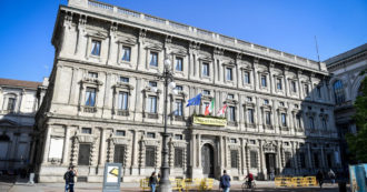 Copertina di Milano, il nuovo codice di condotta del Comune vieta ai dipendenti le lamentele sui social. Rizzo: “E’ uno scherzo?”