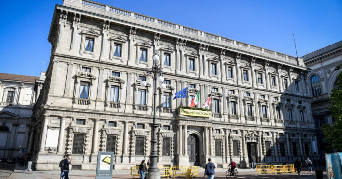 Milano, il nuovo codice di condotta del Comune vieta ai dipendenti le lamentele sui social. Rizzo: “E’ uno scherzo?”
