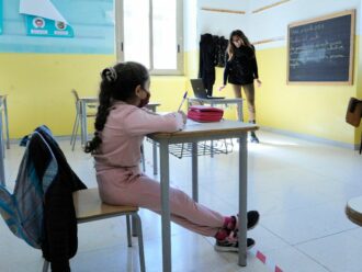Bambini e adolescenti senza sostegno nell’era Covid: esplosi i disturbi mentali. Il primo passo: lo psicologo nelle scuole. “Diventi strutturale”
