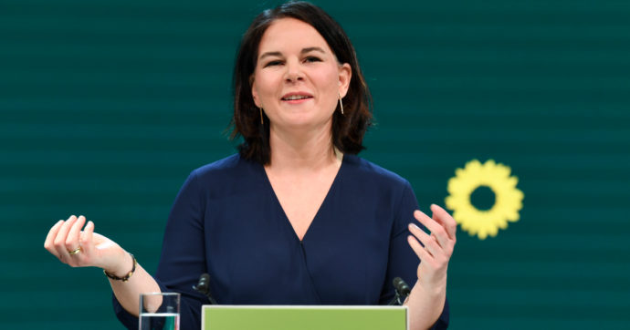 Germania, i Verdi candidano Annalena Baerbock a cancelliera: enorme balzo di forza e credibilità