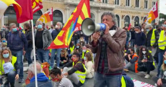 Copertina di Roma, tensione alla manifestazione di Alitalia: i lavoratori occupano piazza Venezia e bloccano il traffico – Video
