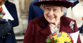Copertina di La regina Elisabetta ‘non è sola’, con lei un corgi e un dorgi