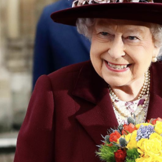 La regina Elisabetta ‘non è sola’, con lei un corgi e un dorgi
