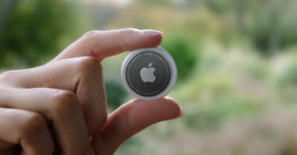 Copertina di Apple AirTags, ufficiali gli smart tag che vi aiuteranno a localizzare i vostri oggetti smarriti
