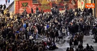 Bologna, centinaia di persone in zona universitaria tra musica e drink. Interviene la polizia e alcuni urlano: “Libertà, libertà”