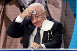 Copertina di Abuso d’ufficio, l’ossessione di De Luca: una delibera regionale per provare a depotenziarlo