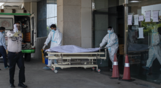 Copertina di Giornalista indiano muore per covid in diretta social: “Ho ossigeno a 52, la spondilite e in ospedale non mi fanno entrare”