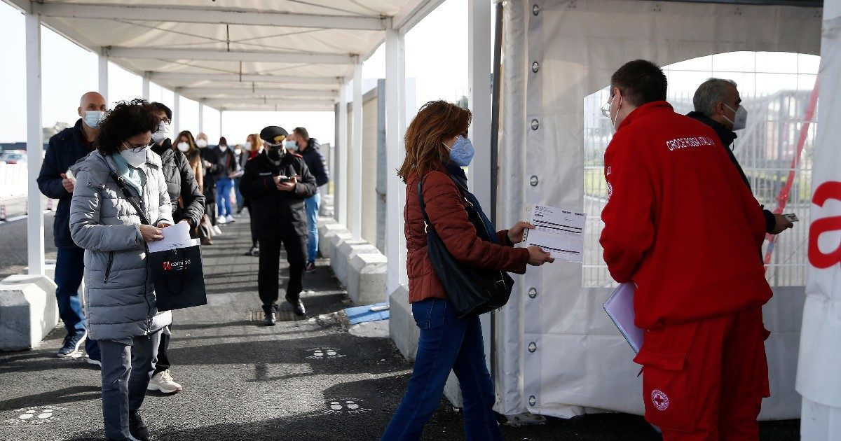 Vaccini agli insegnanti, la prima dose manca ancora a uno su 4. E dopo stop di Figliuolo è caos. Doppi appuntamenti e comunicazioni mancate: le testimonianze