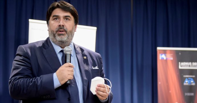 Sardegna, due indagini sui furbetti del pranzo. E Solinas non li caccia