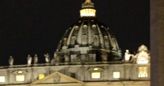 Copertina di Vaticano, il caso dei monsignori che violano il coprifuoco. Spunta un cartello di richiamo: “Fuori luogo rientrare alle due di notte”