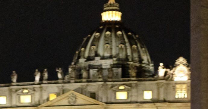 Vaticano, il caso dei monsignori che violano il coprifuoco. Spunta un cartello di richiamo: “Fuori luogo rientrare alle due di notte”
