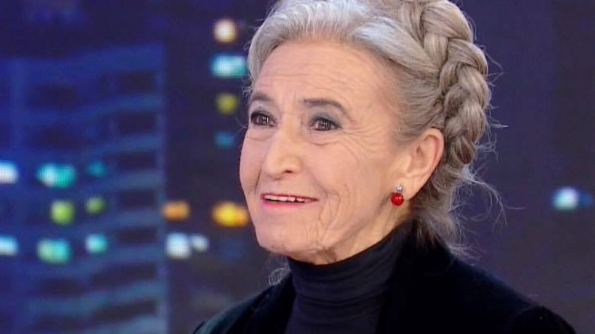 “La cosa più vergognosa è censurare la parola ‘vecchia’. Io non sono orgogliosa di esserlo, perché poi si muore. Però almeno nominateci. La mia treccia? È finta, mi rende meno antipatica”: così Barbara Alberti