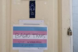 Copertina di Napoli, la classe sciopera perché il compagno trans possa usare il bagno dei maschi. E la preside fa marcia indietro