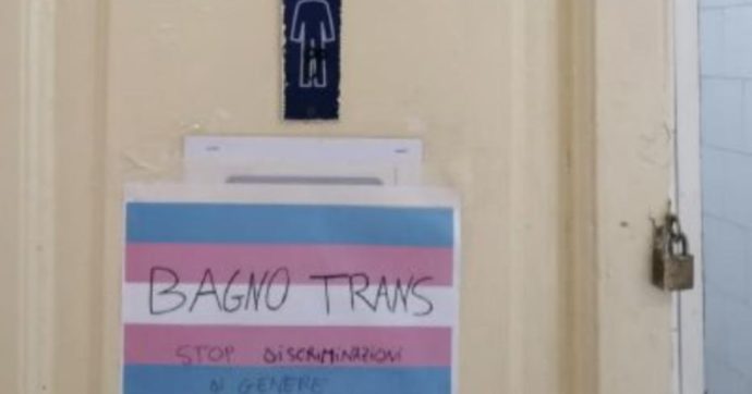 Napoli, la classe sciopera perché il compagno trans possa usare il bagno dei maschi. E la preside fa marcia indietro