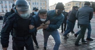 Copertina di “Navalny visitato da medici civili fuori dal carcere”. Durante le proteste oltre 1700 fermi. “Il suo responsabile social picchiato dagli agenti”