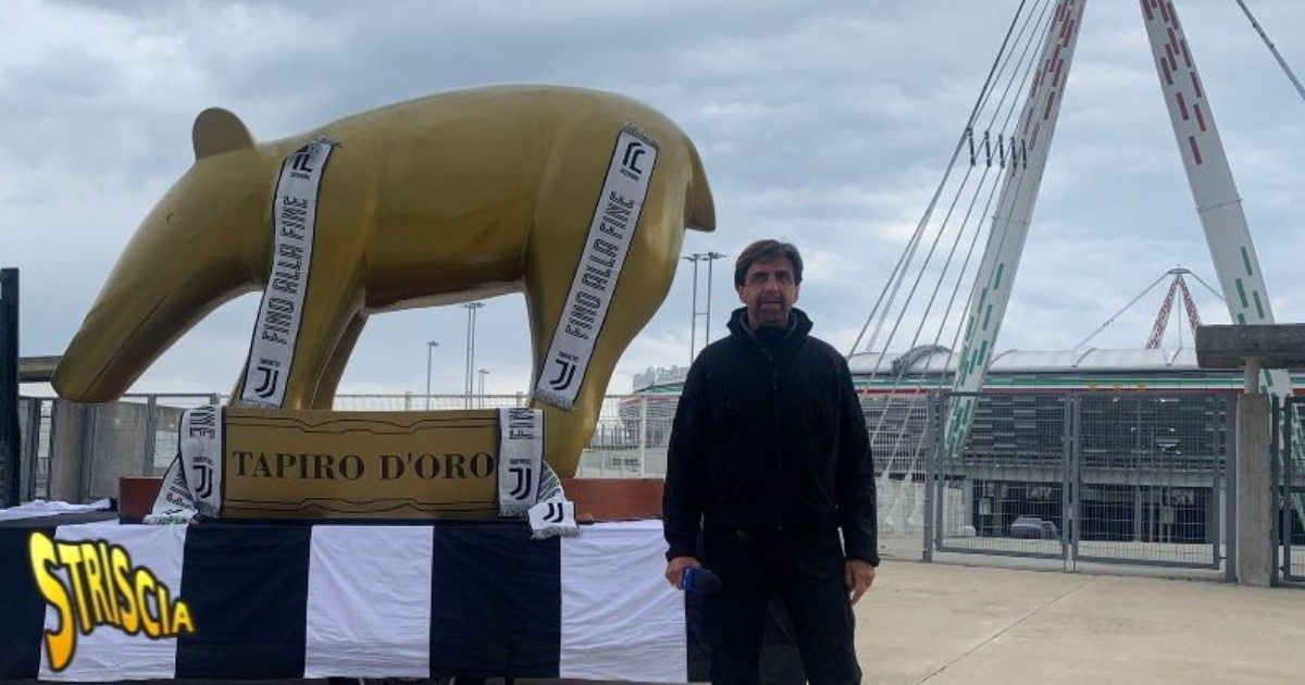 Striscia la Notizia consegna un tapiro gigante alla Juventus di Andrea Agnelli: “In attesa di vincere la fantomatica Superlega”