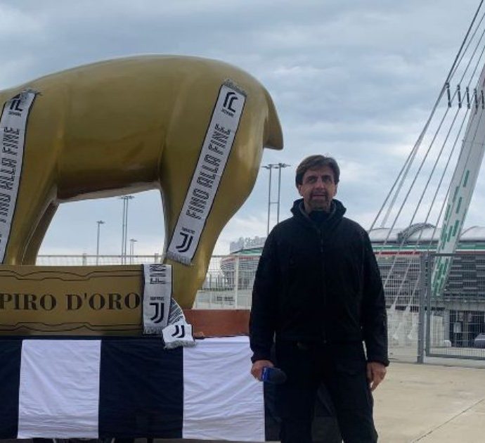 Striscia la Notizia consegna un tapiro gigante alla Juventus di Andrea Agnelli: “In attesa di vincere la fantomatica Superlega”