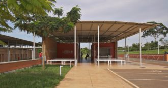 Copertina di Emergency, aperto in Uganda l’ospedale pediatrico progettato da Piano: ‘In Italia come in Africa, non ci sono differenze nel diritto alle cure’