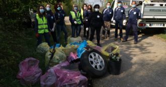 Copertina di I volontari di Lonate Pozzolo che in due anni hanno raccolto 52 tonnellate di rifiuti: “Nei boschi le bestie non sporcano, gli uomini sì”