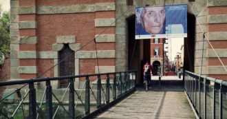 Copertina di 25 aprile, le gigantografie con i volti dei partigiani sulle porte di Bologna. Anpi: “In quei ritratti le loro storie e la nostra memoria”