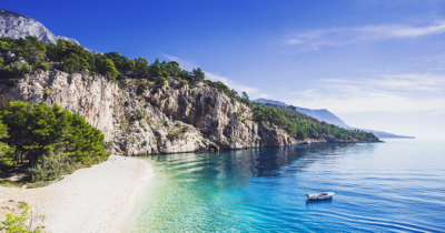 Copertina di “Dei 6mila chilometri di costa, solo il 6% è naturalmente sabbioso o ciottoloso”: la preoccupazione degli esperti dopo il boom di spiagge artificiali in Croazia