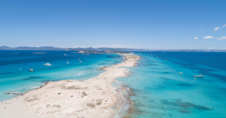 Copertina di Formentera, il ritmo lento della movida tra spiagge da sogno e chiringuitos