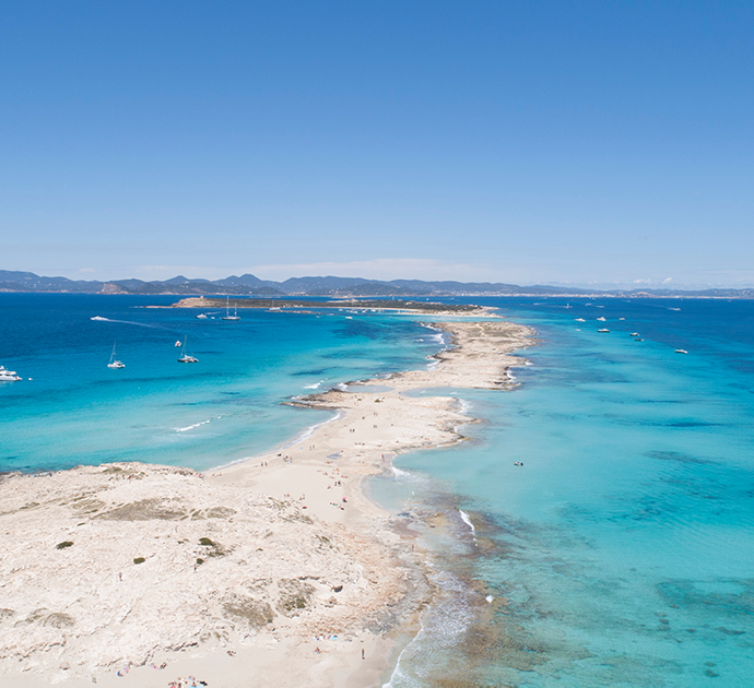 Formentera, il ritmo lento della movida tra spiagge da sogno e chiringuitos