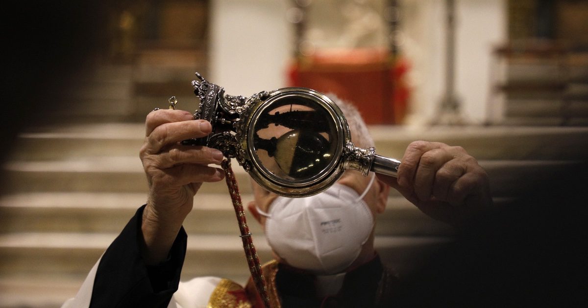 San Gennaro, anche questa volta niente miracolo: il sangue non si è sciolto (ancora). I fedelissimi sfiniti dalle preghiere e dalla pandemia che avanza