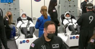 Copertina di L’equipaggio di SpaceX prova le tute spaziali per il lancio. Partiranno venerdì con un razzo usato in una missione precedente