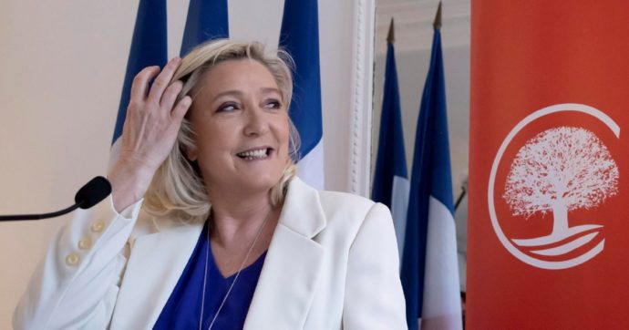 Copertina di I francesi disprezzano Manu e Le Pen corre verso l’Eliseo