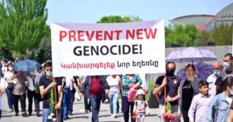 Copertina di Genocidio in Armenia, migliaia di cittadini sfilano nella capitale Yerevan in ricordo della strage della Prima guerra mondiale – Video