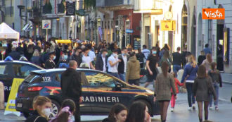Roma, tante persone in centro nelle strade dello shopping: la polizia chiude via del Corso – Video
