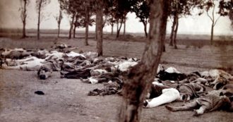 Copertina di Gli Usa riconoscono per la prima volta il genocidio armeno: “Ricordiamo affinché non si ripeta”. Turchia: “Non accettiamo lezioni”