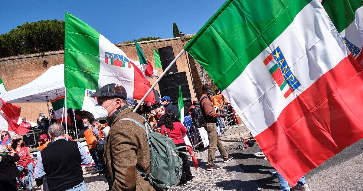 25 aprile, Mattarella ai giovani: “Spinta morale dietro scelta partigiana”. Draghi: “Non tutti gli italiani furono ‘brava gente’, immorale non scegliere da che parte stare. Questa ricorrenza non invecchi”