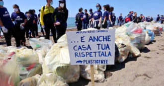 Copertina di 25 aprile plastic free, 400 volontari puliscono la foce del Garigliano: “Così difendiamo la nostra terra” – Video