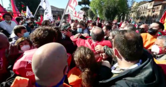 Copertina di Roma, spintoni e insulti tra movimenti per la casa e Anpi: le tensioni in piazza per il 25 aprile – Video