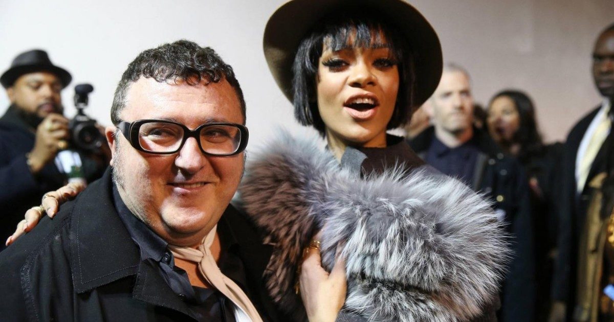 Morto Alber Elbaz, il mondo della moda piange l’ex direttore creativo di Lanvin: “Stroncato dal Covid a 59 anni”