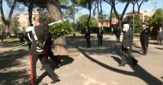 Copertina di 25 Aprile, il Presidente della Repubblica Sergio Mattarella depone una corona in ricordo delle vittime del rastrellamento del Quadraro (video)