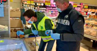 Copertina di Covid, tracce del virus nei supermercati su pos e carrelli: 18 tamponi positivi e 12 attività chiuse dai carabinieri dei Nas – Video