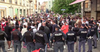 Copertina di Milano, folla per l’aperitivo in corso Como: la polizia interviene per evitare gli assembramenti – Video