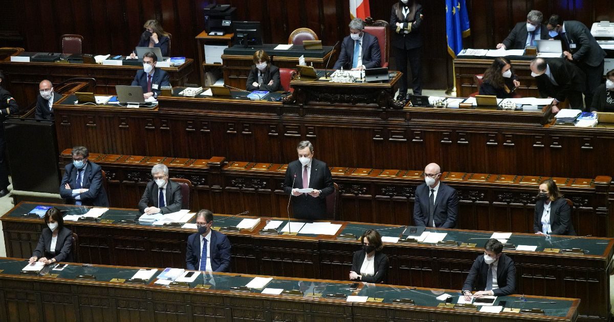 Recovery, Draghi presenta il piano alla Camera: “Non solo numeri e tabelle, qui c’è il destino del Paese. No a miopi visioni di parte o peseranno sulle nostre vite”