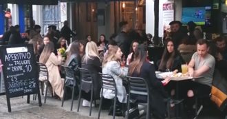 Milano, il maltempo non ferma i Navigli: così riparte (timidamente) il rito dell’aperitivo nel primo giorno di zona gialla – Video