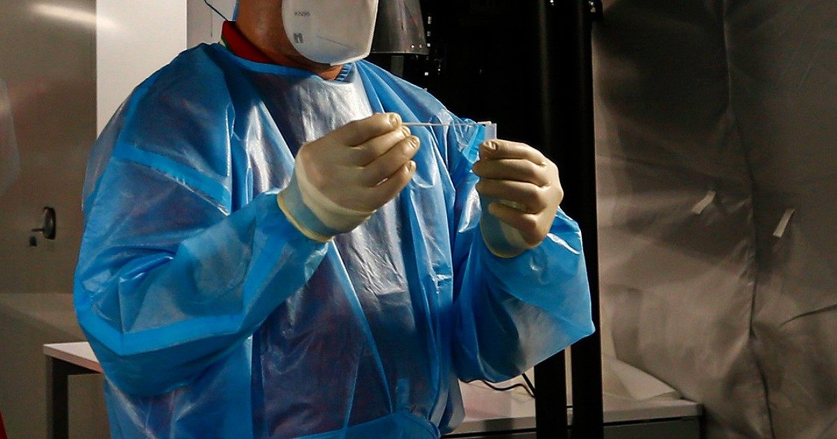 Variante Omicron, confermato il primo caso in Italia: in isolamento un campano rientrato dal Mozambico. Contagiata tutta la famiglia