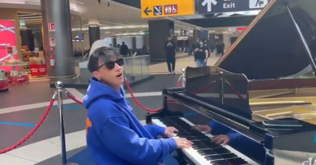 Ultimo vede un pianoforte e improvvisa uno show all’aeroporto di Fiumicino: “Non ho resistito…” – Video