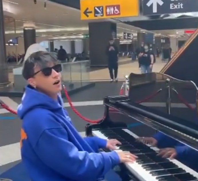Ultimo vede un pianoforte e improvvisa uno show all’aeroporto di Fiumicino: “Non ho resistito…” – Video