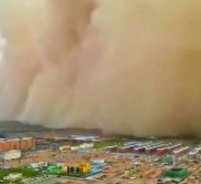 Gigantesca tempesta di sabbia si abbatte sulla Mongolia: le immagini sono impressionanti