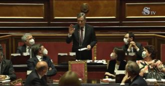 Copertina di Senato, Draghi presenta il Recovery ma inciampa nell’incipit: “Onorevoli deputati….”