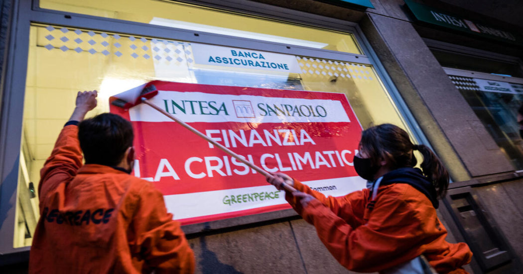 Greenpeace e ReCommon “chiudono” 11 filiali di Intesa SanPaolo per protesta: “Basta investire su gas, petrolio e carbone”