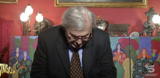 Copertina di Vittorio Sgarbi si accascia davanti alla telecamera: fuori onda ‘beccato’ da Striscia la Notizia
