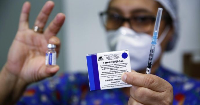 Mosca, la vaccinazione non decolla: sconti e buoni regalo agli over 60 che dicono sì alla somministrazione